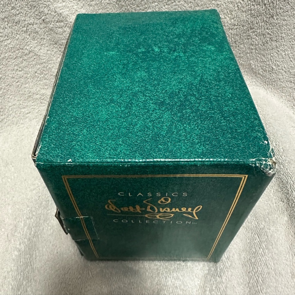 Disney Collectors Society: Winnie the Pooh—“Time for Something Sweet” figurine - Picture 4 of 13